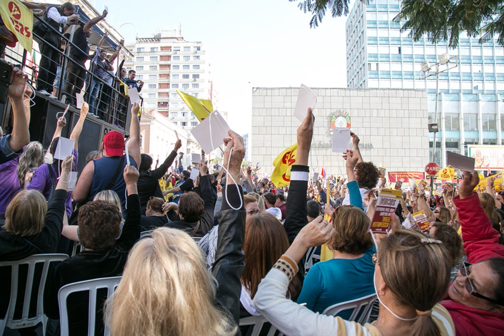 01/08/2017 - PORTO ALEGRE, RS - Assembleia do Cpers em frente ao Palácio Piratini para definir sobre greve (Foto: Leonardo Lucena) 01/08/2017 - PORTO ALEGRE, RS - Assembleia do Cpers em frente ao Palácio Piratini para definir sobre greve