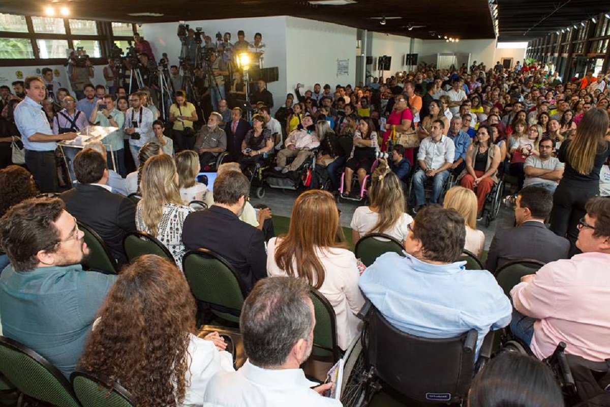 O governador Camilo Santana lançou, na última sexta-feira (28), em solenidade no Palácio da Abolição, o passe livre para pessoas com deficiência e hemofilia, no sistema de transporte rodoviário intermunicipal de passageiros. Durante a solenidade, o governador fez um gesto que chamou a atenção de um dos presentes que fez questão de divulgar, nas redes sociais, a atitude solidária de Camilo com um rapaz com paralisia cerebral (Foto: Fatima 247) O governador Camilo Santana lançou, na última sexta-feira (28), em solenidade no Palácio da Abolição, o passe livre para pessoas com deficiência e hemofilia, no sistema de transporte rodoviário intermunicipal de passageiros. Durante a solenidade, o governador fez um gesto que chamou a atenção de um dos presentes que fez questão de divulgar, nas redes sociais, a atitude solidária de Camilo com um rapaz com paralisia cerebral