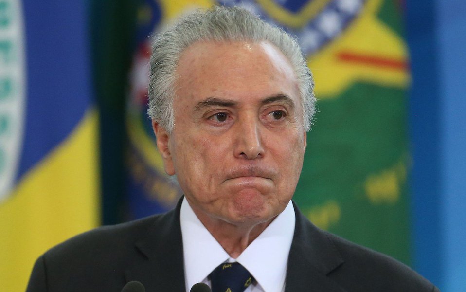 Dos nove deputados de Alagoas na Câmara, cinco já se manifestaram no sentido de aceitar a denúncia da Procuradoria-Geral da República contra o presidente Michel Temer (PMDB), afastando-o temporariamente da Presidência; o deputado Cícero Almeida (PMDB) diz que ainda analisa os fatos, enquanto Arthur Lira (PP) vota com Temer; os deputados federais que ocupam ministérios, caso do Turismo, com Marx Beltrão, e o do Transporte, com Maurício Quintella, devem ser exonerados para garantir votos pró-Temer no plenário (Foto: Voney Malta) Dos nove deputados de Alagoas na Câmara, cinco já se manifestaram no sentido de aceitar a denúncia da Procuradoria-Geral da República contra o presidente Michel Temer (PMDB), afastando-o temporariamente da Presidência; o deputado Cícero Almeida (PMDB) diz que ainda analisa os fatos, enquanto Arthur Lira (PP) vota com Temer; os deputados federais que ocupam ministérios, caso do Turismo, com Marx Beltrão, e o do Transporte, com Maurício Quintella, devem ser exonerados para garantir votos pró-Temer no plenário