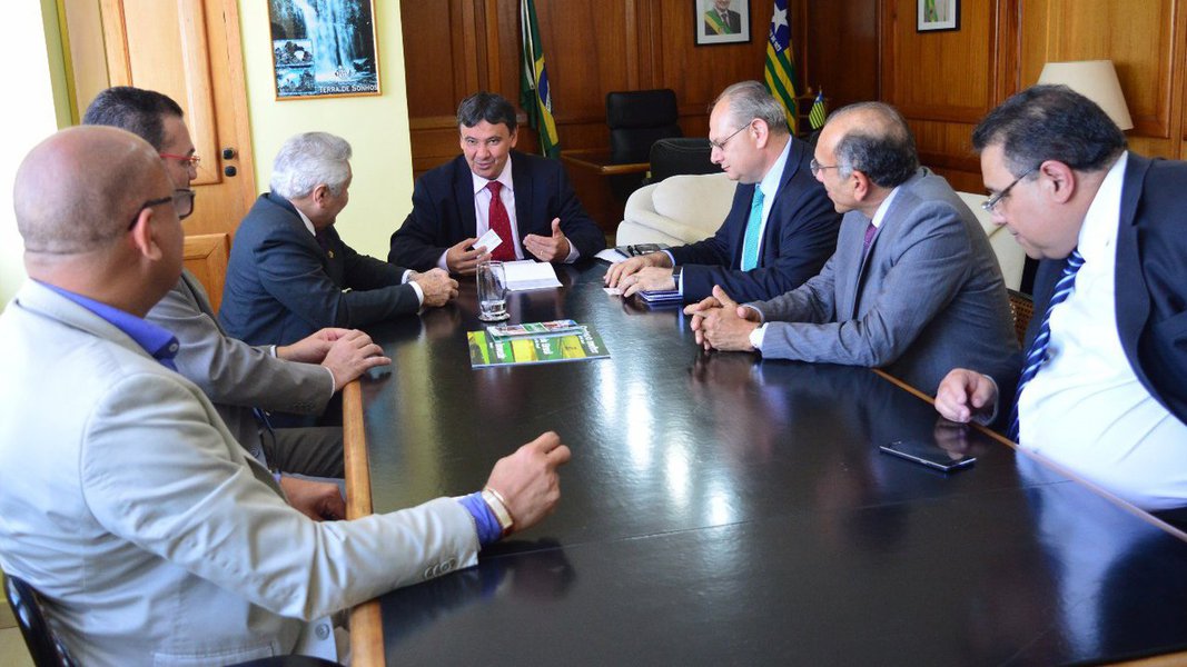 O Piauí terá a maior usina de energia solar da América Latina, a Nova Olinda, localizada nos municípios de São João do Piauí, Brejo e Ribeira do Piauí; em reunião, em Brasília, com os diretores da empresa italiana de geração de energia, Enel S.P.A, por meio da subsidiária Enel Green Power Brasil Participações Ltda, o governador Wellington Dias acertou uma visita que ocorrerá entre os dias 20 e 30 de agosto; quando concluída, a Nova Olinda será a maior da América Latina, com 292 megawatts em capacidade; o investimento total será de US$ 300 milhões (quase 1 bilhão de reais no câmbio atual), trazendo desenvolvimento e gerando emprego e renda (Foto: Leonardo Lucena) O Piauí terá a maior usina de energia solar da América Latina, a Nova Olinda, localizada nos municípios de São João do Piauí, Brejo e Ribeira do Piauí; em reunião, em Brasília, com os diretores da empresa italiana de geração de energia, Enel S.P.A, por meio da subsidiária Enel Green Power Brasil Participações Ltda, o governador Wellington Dias acertou uma visita que ocorrerá entre os dias 20 e 30 de agosto; quando concluída, a Nova Olinda será a maior da América Latina, com 292 megawatts em capacidade; o investimento total será de US$ 300 milhões (quase 1 bilhão de reais no câmbio atual), trazendo desenvolvimento e gerando emprego e renda
