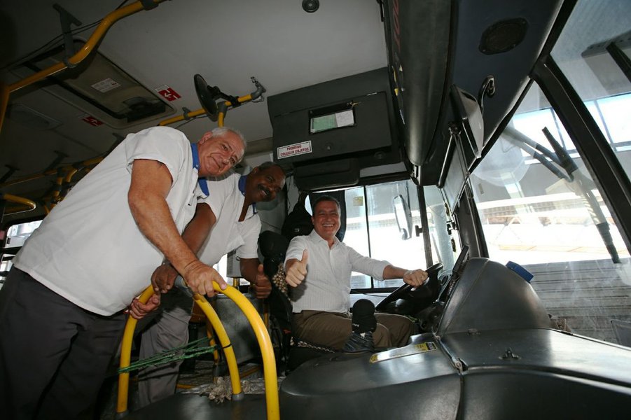 Na primeira agenda pública após o retorno da missão internacional na China, o governador Rui Costa visitou nesta sexta-feira as instalações do terminal de ônibus de Mussurunga, que passou por requalificação, e anunciou início da operação comercial nas quatro novas estações de metrô a partir das 5h de segunda-feira (11); "Já nesta segunda-feira o metrô terá quatro novas estações e chega a Mussurunga. Quem chegar de metrô até aqui também vai encontrar uma estação de ônibus completamente reformada, com ampliação de plataformas, troca de todo o telhado, reforma nos banheiros e instalações para os motoristas, é uma estação renovada, com um investimento de mais de R$ 20 milhões pra dar segurança, conforto e trafegabilidade aos ônibus que passam por aqui", disse Rui (Foto: Romulo Faro) Na primeira agenda pública após o retorno da missão internacional na China, o governador Rui Costa visitou nesta sexta-feira as instalações do terminal de ônibus de Mussurunga, que passou por requalificação, e anunciou início da operação comercial nas quatro novas estações de metrô a partir das 5h de segunda-feira (11); "Já nesta segunda-feira o metrô terá quatro novas estações e chega a Mussurunga. Quem chegar de metrô até aqui também vai encontrar uma estação de ônibus completamente reformada, com ampliação de plataformas, troca de todo o telhado, reforma nos banheiros e instalações para os motoristas, é uma estação renovada, com um investimento de mais de R$ 20 milhões pra dar segurança, conforto e trafegabilidade aos ônibus que passam por aqui", disse Rui