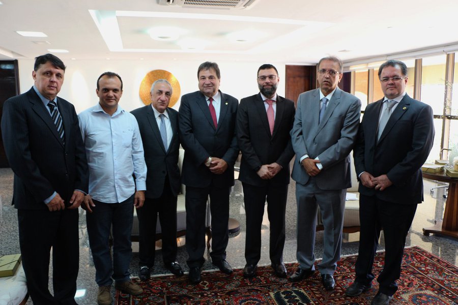 O deputado federal César Halum (PRB) articulou um novo passo para o Tocantins se tornar um centro de produção Halal do Brasil; o congressista, presidente do grupo parlamentar Brasil - Países Árabes, trouxe para audiência com o governador Marcelo Miranda (PMDB), o presidente da Federação das Associações Muçulmanas do Brasil (Fambras), Mohammed el Zoghbi, e o especialista em finanças islâmicas Khalid Al Janahi, representante do Capital of Islamic Economy, um fundo de investimentos sediado em Dubai; objetivo é criar plataforma financeira no Tocantins, pela qual o mercado islâmico poderá financiar a produção e exportação de produtos halal aos países árabes (Foto: Leonardo Lucena) O deputado federal César Halum (PRB) articulou um novo passo para o Tocantins se tornar um centro de produção Halal do Brasil; o congressista, presidente do grupo parlamentar Brasil - Países Árabes, trouxe para audiência com o governador Marcelo Miranda (PMDB), o presidente da Federação das Associações Muçulmanas do Brasil (Fambras), Mohammed el Zoghbi, e o especialista em finanças islâmicas Khalid Al Janahi, representante do Capital of Islamic Economy, um fundo de investimentos sediado em Dubai; objetivo é criar plataforma financeira no Tocantins, pela qual o mercado islâmico poderá financiar a produção e exportação de produtos halal aos países árabes