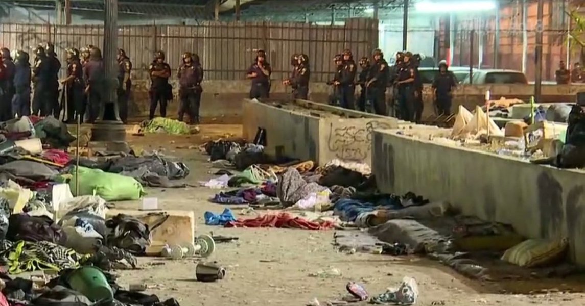 Uma ação de zeladoria promovida pela prefeitura de São Paulo na região conhecida como Cracolândia, no centro da capital, terminou em confusão e violência no início da noite desta segunda-feira 31; o movimento Craco Resiste disse que a GCM fez uso de gás lacrimogêneo na ação e que várias pessoas ficaram machucadas. “Chegaram batendo e jogando gás lacrimogêneo em pessoas que estavam deitadas e dormindo”, disse o movimento no Facebook (Foto: Leonardo Attuch) Uma ação de zeladoria promovida pela prefeitura de São Paulo na região conhecida como Cracolândia, no centro da capital, terminou em confusão e violência no início da noite desta segunda-feira 31; o movimento Craco Resiste disse que a GCM fez uso de gás lacrimogêneo na ação e que várias pessoas ficaram machucadas. “Chegaram batendo e jogando gás lacrimogêneo em pessoas que estavam deitadas e dormindo”, disse o movimento no Facebook