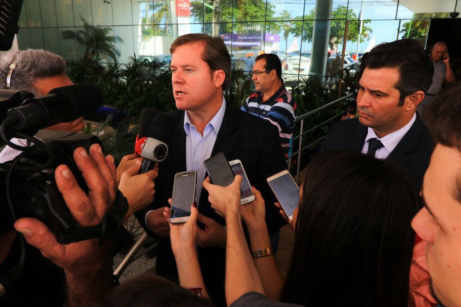 Os ministros Marx Beltrão, do Turismo, e Maurício Quintella, dos Transportes, Portos e Aviação Civil, foram exonerados dos cargos e voltam ao mandato na bancada federal; estratégia foi adotada para que eles e mais oito ministros, que também são deputados federais, possam votar a favor do presidente Michel Temer (PMDB), denunciado por corrupção passiva pelo Ministério Público Federal (MPF) (Foto: Voney Malta) Os ministros Marx Beltrão, do Turismo, e Maurício Quintella, dos Transportes, Portos e Aviação Civil, foram exonerados dos cargos e voltam ao mandato na bancada federal; estratégia foi adotada para que eles e mais oito ministros, que também são deputados federais, possam votar a favor do presidente Michel Temer (PMDB), denunciado por corrupção passiva pelo Ministério Público Federal (MPF)