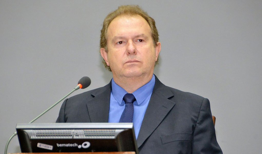 O presidente da Assembleia Legislativa do Tocantins, Mauro Carlesse (PHS), recorreu ao Judiciário estadual com um Mandado de Segurança com pedido de liminar para bloquear mais de R$ 33 milhões das contas do Poder Executivo; o motivo da ação é o não repasse das cotas de duodécimo; Legislativo diz que desde julho tem enviado ofícios solicitando a integralidade e os repasses em atraso, mas suspeita que inexista intenção de quitação do débito (Foto: Voney Malta) O presidente da Assembleia Legislativa do Tocantins, Mauro Carlesse (PHS), recorreu ao Judiciário estadual com um Mandado de Segurança com pedido de liminar para bloquear mais de R$ 33 milhões das contas do Poder Executivo; o motivo da ação é o não repasse das cotas de duodécimo; Legislativo diz que desde julho tem enviado ofícios solicitando a integralidade e os repasses em atraso, mas suspeita que inexista intenção de quitação do débito