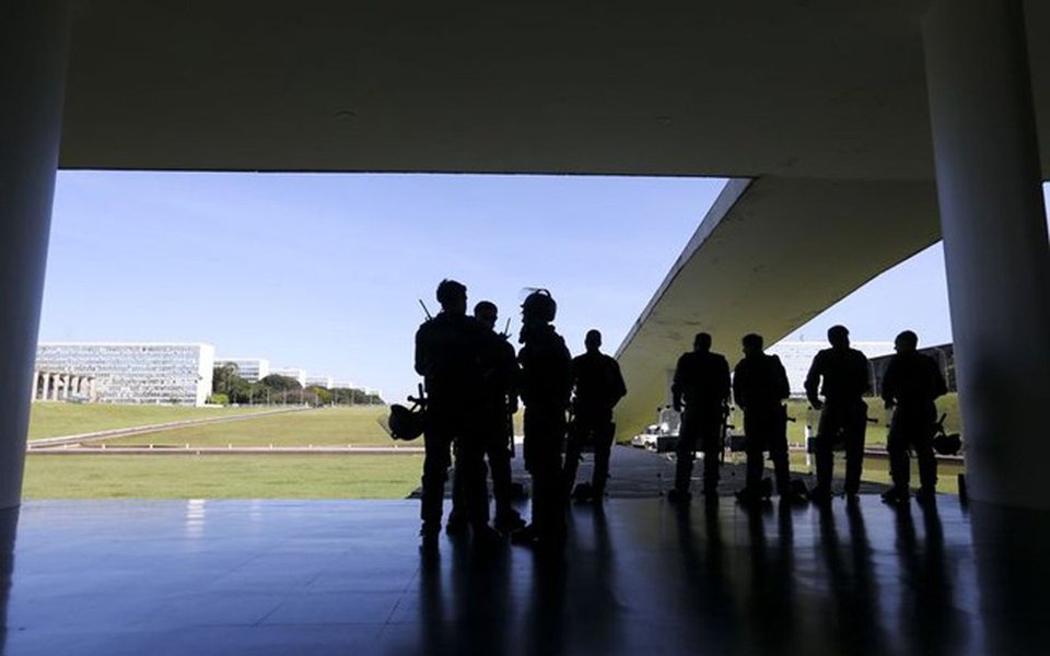 Câmara anunciou que está reforçando as medidas de segurança e restringindo o acesso de pessoas para a sessão de votação da denúncia de corrupção contra Michel Temer que será realizada nesta quarta-feira (2); acesso será permitido apenas para parlamentares, servidores e profissionais de imprensa; público não terá acesso às galerias (Foto: Paulo Emílio) Câmara anunciou que está reforçando as medidas de segurança e restringindo o acesso de pessoas para a sessão de votação da denúncia de corrupção contra Michel Temer que será realizada nesta quarta-feira (2); acesso será permitido apenas para parlamentares, servidores e profissionais de imprensa; público não terá acesso às galerias