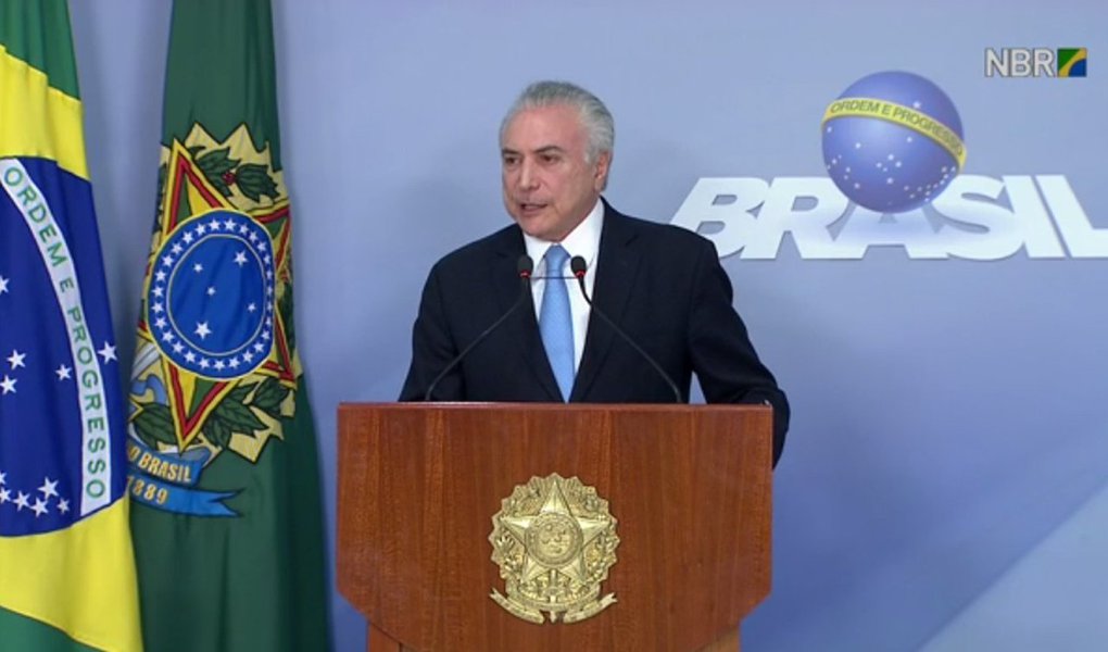 Depois de se salvar da acusação de corrupção promovendo a mais escancarada compra de deputados já vista no País, e contra a vontade de 93% da população, segunda a pesquisa CUT/Vox Populi, Michel Temer falou ao País; Temer diz que decisão do parlamento não é uma conquista pessoal, mas é uma conquista do estado democrático de direito, e da força das instituições; "Os princípios do direito venceram com votos acima da maioria absoluta na Câmara", afirmou (Foto: Aquiles Lins) Depois de se salvar da acusação de corrupção promovendo a mais escancarada compra de deputados já vista no País, e contra a vontade de 93% da população, segunda a pesquisa CUT/Vox Populi, Michel Temer falou ao País; Temer diz que decisão do parlamento não é uma conquista pessoal, mas é uma conquista do estado democrático de direito, e da força das instituições; "Os princípios do direito venceram com votos acima da maioria absoluta na Câmara", afirmou
