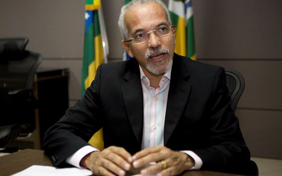 Prefeito Edvaldo Nogueira detalhou os esforços para que Aracaju se tornasse a 1ª capital do Nordeste e a terceira do país em redução de despesas; m comparação com o primeiro semestre do ano passado, a atual gestão da prefeitura de Aracaju diminuiu em 11,7% as despesas; entre as medidas tomadas nestes seis primeiros meses se destacam os cortes em 20% dos gastos com custeio, o que representa diminuição de até 90% com consultorias, redução nos gastos com passagens, locomoção, locação de veículos, além do corte de 50% nos cargos em cargos em comissão (Foto: Paulo Emílio) Prefeito Edvaldo Nogueira detalhou os esforços para que Aracaju se tornasse a 1ª capital do Nordeste e a terceira do país em redução de despesas; m comparação com o primeiro semestre do ano passado, a atual gestão da prefeitura de Aracaju diminuiu em 11,7% as despesas; entre as medidas tomadas nestes seis primeiros meses se destacam os cortes em 20% dos gastos com custeio, o que representa diminuição de até 90% com consultorias, redução nos gastos com passagens, locomoção, locação de veículos, além do corte de 50% nos cargos em cargos em comissão
