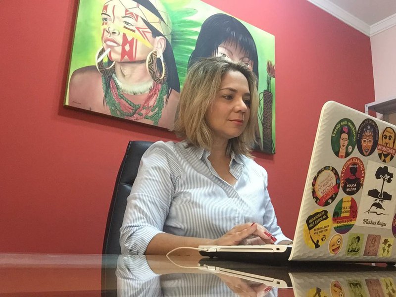 Professores universitários e advogados assinam uma nota em solidariedade à jornalista Luciana Oliveira, de Porto Velho, Rondônia, que foi processada pelo professor Fabricio Moraes de Almeida, da Universidade Federal de Rondônia, por ter reproduzido em artigo mensagens do docente que demonstram ódio aos muçulmanos; a nota destaca ao poder Judiciário que o texto de Luciana é apenas uma reprodução dos fatos - comprovados - e exalta a liberdade de expressão da imprensa (Foto: Gisele Federicce) Professores universitários e advogados assinam uma nota em solidariedade à jornalista Luciana Oliveira, de Porto Velho, Rondônia, que foi processada pelo professor Fabricio Moraes de Almeida, da Universidade Federal de Rondônia, por ter reproduzido em artigo mensagens do docente que demonstram ódio aos muçulmanos; a nota destaca ao poder Judiciário que o texto de Luciana é apenas uma reprodução dos fatos - comprovados - e exalta a liberdade de expressão da imprensa