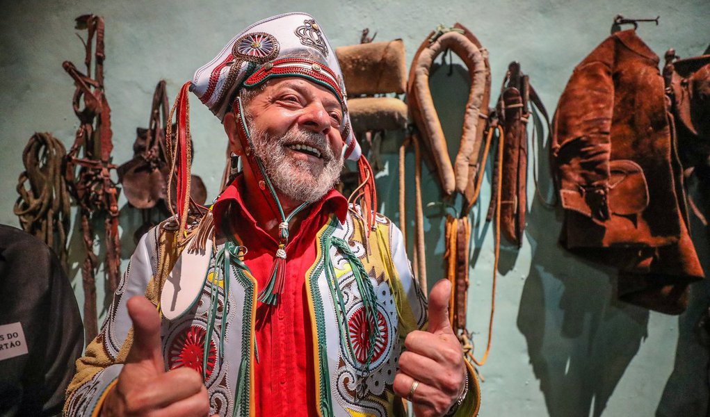 Ex-presidente Lula chegou nesta quinta-feira (24) em Pernambuco, estado onde nasceu, e onde permanecerá por três dias na sua caravana pelo Nordeste; no Recife, Lula foi o Museu do Cais do Sertão, inaugurado pelo seu governo; lá encontrou-se com a memória de outro nordestino gravado no coração dos brasileiros: Luiz Gonzaga; memorial em homenagem ao Rei do Baião foi o destaque da visita do ex-presidente, que ressaltou a importância do espaço e de se valorizar uma figura que "enalteceu o sertão no país"; "Luiz Gonzaga precisa ser lembrado, precisa ser conhecido pela juventude", disse Lula (Foto: Aquiles Lins) Ex-presidente Lula chegou nesta quinta-feira (24) em Pernambuco, estado onde nasceu, e onde permanecerá por três dias na sua caravana pelo Nordeste; no Recife, Lula foi o Museu do Cais do Sertão, inaugurado pelo seu governo; lá encontrou-se com a memória de outro nordestino gravado no coração dos brasileiros: Luiz Gonzaga; memorial em homenagem ao Rei do Baião foi o destaque da visita do ex-presidente, que ressaltou a importância do espaço e de se valorizar uma figura que "enalteceu o sertão no país"; "Luiz Gonzaga precisa ser lembrado, precisa ser conhecido pela juventude", disse Lula