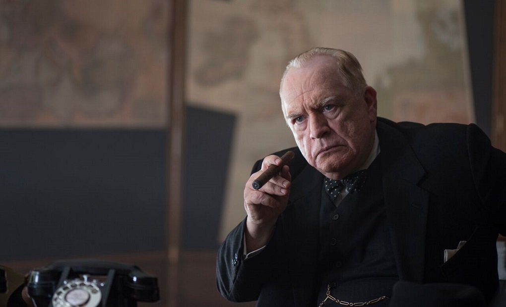 O filme de Jonathan Teplitzky, que estreia nesta quinta-feira 5 nos cinemas, remonta os dias que antecederam um capítulo decisivo para o começo do fim do domínio alemão sobre a Europa, a invasão da Normandia; Churchill é um filme que transita do particular ao universal, mostrando a guerra de milhões, entre povos e nações, e a guerra de um homem só, lutando contra a invasão do tempo e as tropas de sentimentos nas areias do tempo, revelando a força, as limitações e as fraquezas do ser humano; veja o trailer (Foto: José Barbacena) O filme de Jonathan Teplitzky, que estreia nesta quinta-feira 5 nos cinemas, remonta os dias que antecederam um capítulo decisivo para o começo do fim do domínio alemão sobre a Europa, a invasão da Normandia; Churchill é um filme que transita do particular ao universal, mostrando a guerra de milhões, entre povos e nações, e a guerra de um homem só, lutando contra a invasão do tempo e as tropas de sentimentos nas areias do tempo, revelando a força, as limitações e as fraquezas do ser humano; veja o trailer