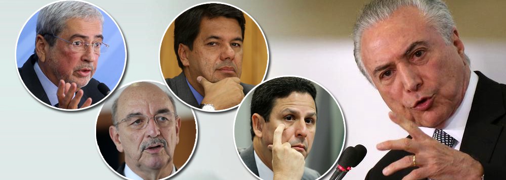 Michel Temer, denunciado por corrupção e rejeitado por 95% dos brasileiros, demitiu nesta manhã 10 de seus ministros por apenas um dia; eles terão a missão de votar contra o povo brasileiro, que quer ver Temer investigado pelas propinas pagas pela JBS; entre os demitidos estão os tucanos Bruno Araújo e Antônio Imabasshy, assim como Mendonça Filho, do DEM, e Osmar Terra, do PMDB; ao todo, foram exonerados os ministros da Secretaria de Governo, Educação, Cidades, Minas e Energia, Desenvolvimento Social, Esporte, Meio Ambiente, Trabalho, Turismo e Transportes; Brasil foi sequestrado pelo crime, desde o golpe liderado por Eduardo Cunha, condenado a 15 anos de prisão, e Aécio Neves, recordista em inquéritos na Lava Jato, contra a presidente honesta Dilma Rousseff (Foto: Leonardo Attuch) Michel Temer, denunciado por corrupção e rejeitado por 95% dos brasileiros, demitiu nesta manhã 10 de seus ministros por apenas um dia; eles terão a missão de votar contra o povo brasileiro, que quer ver Temer investigado pelas propinas pagas pela JBS; entre os demitidos estão os tucanos Bruno Araújo e Antônio Imabasshy, assim como Mendonça Filho, do DEM, e Osmar Terra, do PMDB; ao todo, foram exonerados os ministros da Secretaria de Governo, Educação, Cidades, Minas e Energia, Desenvolvimento Social, Esporte, Meio Ambiente, Trabalho, Turismo e Transportes; Brasil foi sequestrado pelo crime, desde o golpe liderado por Eduardo Cunha, condenado a 15 anos de prisão, e Aécio Neves, recordista em inquéritos na Lava Jato, contra a presidente honesta Dilma Rousseff