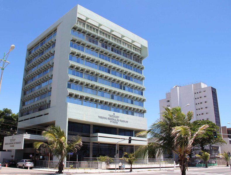 Com a rejeição por parte dos rodoviários do índice de conciliação proposto, o Tribunal Regional do Trabalho vai julgar a ação movida pelas empresas, que pedem a ilegalidade da greve; empresários e trabalhadores voltam a se reunir ainda nesta terça-feira (1) e nessa audiência, o TRT vai decidir como será a operação para manutenção dos 30% da operação, percentual obrigatório conforme a lei de greve (Foto: Voney Malta) Com a rejeição por parte dos rodoviários do índice de conciliação proposto, o Tribunal Regional do Trabalho vai julgar a ação movida pelas empresas, que pedem a ilegalidade da greve; empresários e trabalhadores voltam a se reunir ainda nesta terça-feira (1) e nessa audiência, o TRT vai decidir como será a operação para manutenção dos 30% da operação, percentual obrigatório conforme a lei de greve