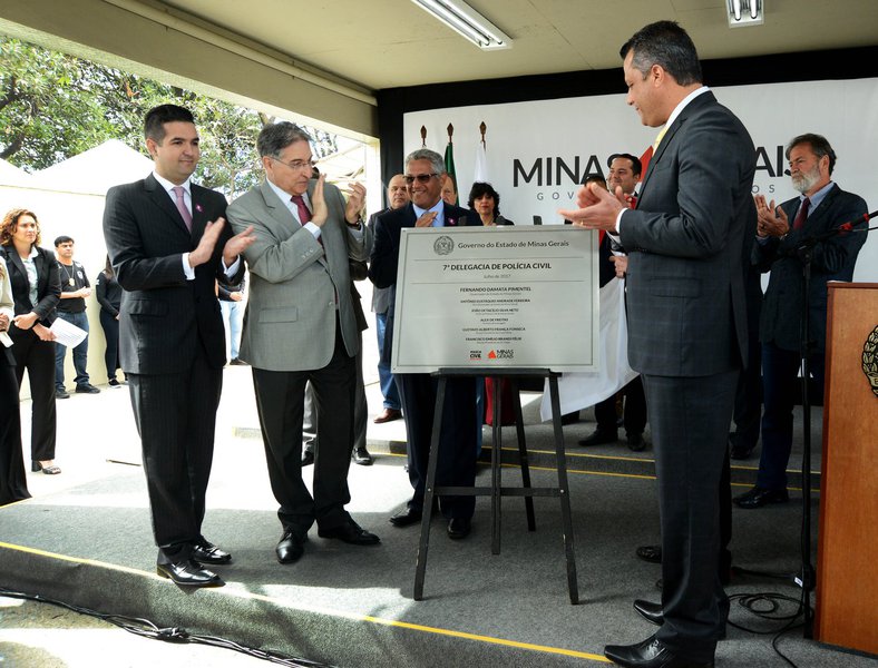 O governador Fernando Pimentel participou, na CeasaMinas, da inauguração da 7ª Delegacia de Polícia Civil de Contagem; demanda antiga da Associação dos Comerciantes da CeasaMinas (ACCeasa), a delegacia vai atender também à população que frequenta a CeasaMinas e os bairros no entorno, beneficiando mais de 100 mil pessoas; a CeasaMinas é praticamente uma cidade; ela recebe produtos de 1.081 municípios fornecedores, vende hortifrutigranjeiros para 50 municípios (inclusive de outros países) e gera 15 mil empregos diretos (Foto: Leonardo Lucena) O governador Fernando Pimentel participou, na CeasaMinas, da inauguração da 7ª Delegacia de Polícia Civil de Contagem; demanda antiga da Associação dos Comerciantes da CeasaMinas (ACCeasa), a delegacia vai atender também à população que frequenta a CeasaMinas e os bairros no entorno, beneficiando mais de 100 mil pessoas; a CeasaMinas é praticamente uma cidade; ela recebe produtos de 1.081 municípios fornecedores, vende hortifrutigranjeiros para 50 municípios (inclusive de outros países) e gera 15 mil empregos diretos