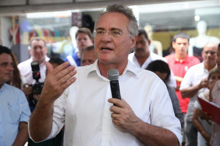 Na corrida para garantir votos e manter seu mandato de senador por Alagoas, em 2018, Renan Calheiros (PMDB) tem cortado o Estado de ponta a ponta; como se diz no Nordeste, “não tem perdido nem tapagem de casa”; foi assim que ele visitou aliados no sábado (29), em Delmiro Gouveia, no alto Sertão, e depois seguiu para Paulo Jacinto, no Agreste, onde participou de uma festa pública (Foto: Voney Malta) Na corrida para garantir votos e manter seu mandato de senador por Alagoas, em 2018, Renan Calheiros (PMDB) tem cortado o Estado de ponta a ponta; como se diz no Nordeste, “não tem perdido nem tapagem de casa”; foi assim que ele visitou aliados no sábado (29), em Delmiro Gouveia, no alto Sertão, e depois seguiu para Paulo Jacinto, no Agreste, onde participou de uma festa pública