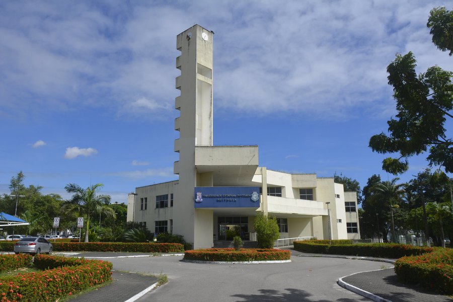 O novo Campus da Universidade Estadual do Ceará (Uece) em Tauá possui 14 salas de aulas, auditório, salas de coordenação de curso, biblioteca, sala de estudos, laboratório de informática, química e biologia, secretaria, controle acadêmico, salas administrativas, almoxarifado, sala de professores e cantina. O espaço, que será inaugurado nesta terça (26), recebeu investimentos de mais de R$ 3,3 milhões (Foto: Rodrigo Rocha) O novo Campus da Universidade Estadual do Ceará (Uece) em Tauá possui 14 salas de aulas, auditório, salas de coordenação de curso, biblioteca, sala de estudos, laboratório de informática, química e biologia, secretaria, controle acadêmico, salas administrativas, almoxarifado, sala de professores e cantina. O espaço, que será inaugurado nesta terça (26), recebeu investimentos de mais de R$ 3,3 milhões