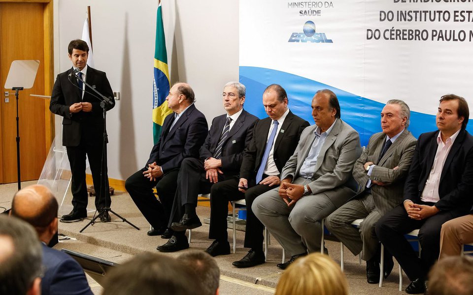 Em sua primeira participação em um evento público após ser denunciado pela segunda vez pelo procurador-geral da República, Rodrigo Janot, Michel Temer evitou falar com a imprensa sobre o fato; ao ser questionado sobre a denúncia durante um evento no Rio de Janeiro, Temer limitou-se a perguntar de volta se ele teria "alguma denúncia em relação ao hospital"; o único a comentar ligeiramente o episódio foi o ministro da Saúde, Ricardo Barros; "Questões jurídicas ficam para o Judiciário", pontuou; "Estamos governando plenamente e essas questões não influirão", completou (Foto: Paulo Emílio) Em sua primeira participação em um evento público após ser denunciado pela segunda vez pelo procurador-geral da República, Rodrigo Janot, Michel Temer evitou falar com a imprensa sobre o fato; ao ser questionado sobre a denúncia durante um evento no Rio de Janeiro, Temer limitou-se a perguntar de volta se ele teria "alguma denúncia em relação ao hospital"; o único a comentar ligeiramente o episódio foi o ministro da Saúde, Ricardo Barros; "Questões jurídicas ficam para o Judiciário", pontuou; "Estamos governando plenamente e essas questões não influirão", completou