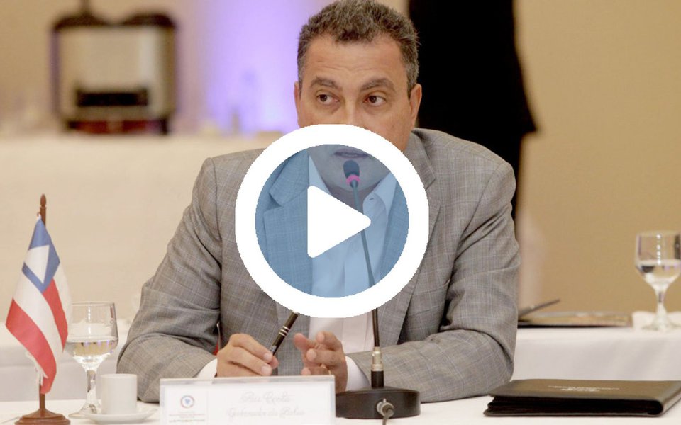 Diante da polêmica sobre os deputados da Bahia que poderiam votar ou se ausentar em benefício de Michel Temer, o governador Rui Costa postou no Twitter um vídeo dizendo que toparia entregar o cargo se for para antecipar as eleições diretas gerais; "Eu topo colocar o meu cargo à disposição para que possamos antecipar as eleições no Brasil", disse Rui (Foto: Romulo Faro) Diante da polêmica sobre os deputados da Bahia que poderiam votar ou se ausentar em benefício de Michel Temer, o governador Rui Costa postou no Twitter um vídeo dizendo que toparia entregar o cargo se for para antecipar as eleições diretas gerais; "Eu topo colocar o meu cargo à disposição para que possamos antecipar as eleições no Brasil", disse Rui