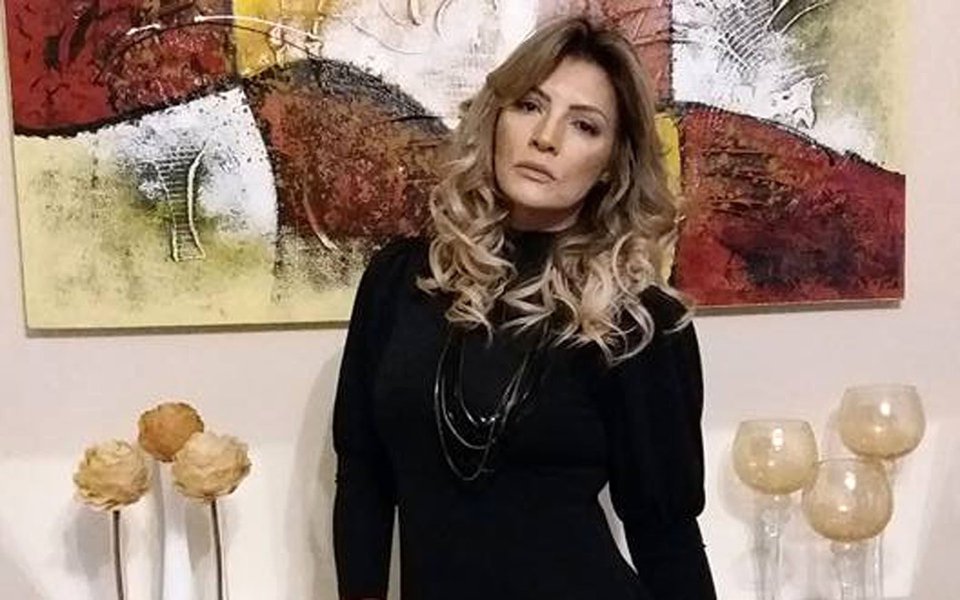 Um misto de revolta e tristeza levou uma mulher chamada Solange a gravar um vídeo emocionado, relatando um ataque homofóbico que sofreu, porque estava andando abraçada com sua filha, em um shopping de Brasília; “Moro em Brasília e ontem na Asa Norte no shopping Liberty Mall eu e minha filha fomos atacadas por um louco que achou que éramos um casal gay”, disse ela (Foto: Aquiles Lins) Um misto de revolta e tristeza levou uma mulher chamada Solange a gravar um vídeo emocionado, relatando um ataque homofóbico que sofreu, porque estava andando abraçada com sua filha, em um shopping de Brasília; “Moro em Brasília e ontem na Asa Norte no shopping Liberty Mall eu e minha filha fomos atacadas por um louco que achou que éramos um casal gay”, disse ela