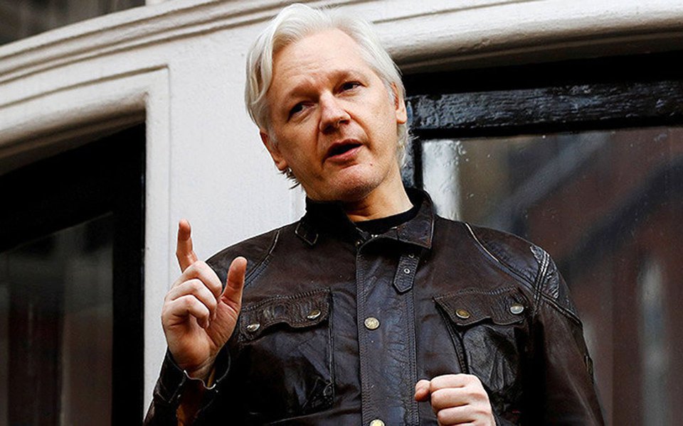 Fundador do Wikileaks, Julian Assange, ironizou a tentativa de interferência dos Estados Unidos nos assuntos internos da Venezuela. Para Assange, o processo de eleição de uma Constituinte na Venezuela pode ser comparado ao rigor das leis em vigor na Arábia saudita, país aliado aos EUA; "Não entendo por que Maduro não pode se apressar e adotar a constituição saudita para que o governo dos EUA fique feliz com ele", postou Assange no Twitter; EUA consideram a eleição venezuelana uma "farsa" que visam consolidar uma "ditadura" no país (Foto: Paulo Emílio) Fundador do Wikileaks, Julian Assange, ironizou a tentativa de interferência dos Estados Unidos nos assuntos internos da Venezuela. Para Assange, o processo de eleição de uma Constituinte na Venezuela pode ser comparado ao rigor das leis em vigor na Arábia saudita, país aliado aos EUA; "Não entendo por que Maduro não pode se apressar e adotar a constituição saudita para que o governo dos EUA fique feliz com ele", postou Assange no Twitter; EUA consideram a eleição venezuelana uma "farsa" que visam consolidar uma "ditadura" no país