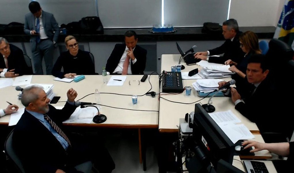 Recurso impetrado em setembro pela defesa do ex-presidente Lula pedindo a suspeição do juiz federal Sérgio Moro nos processos contra ele no âmbito da Lava Jato foi negado, por unanimidade, pela Quinta Turma do STJ; na petição negada pelo STJ, a defesa apontou "procedimentos e decisões que violariam a imparcialidade requerida a Moro para a condução dos inquéritos" (Foto: Paulo Emílio) Recurso impetrado em setembro pela defesa do ex-presidente Lula pedindo a suspeição do juiz federal Sérgio Moro nos processos contra ele no âmbito da Lava Jato foi negado, por unanimidade, pela Quinta Turma do STJ; na petição negada pelo STJ, a defesa apontou "procedimentos e decisões que violariam a imparcialidade requerida a Moro para a condução dos inquéritos"