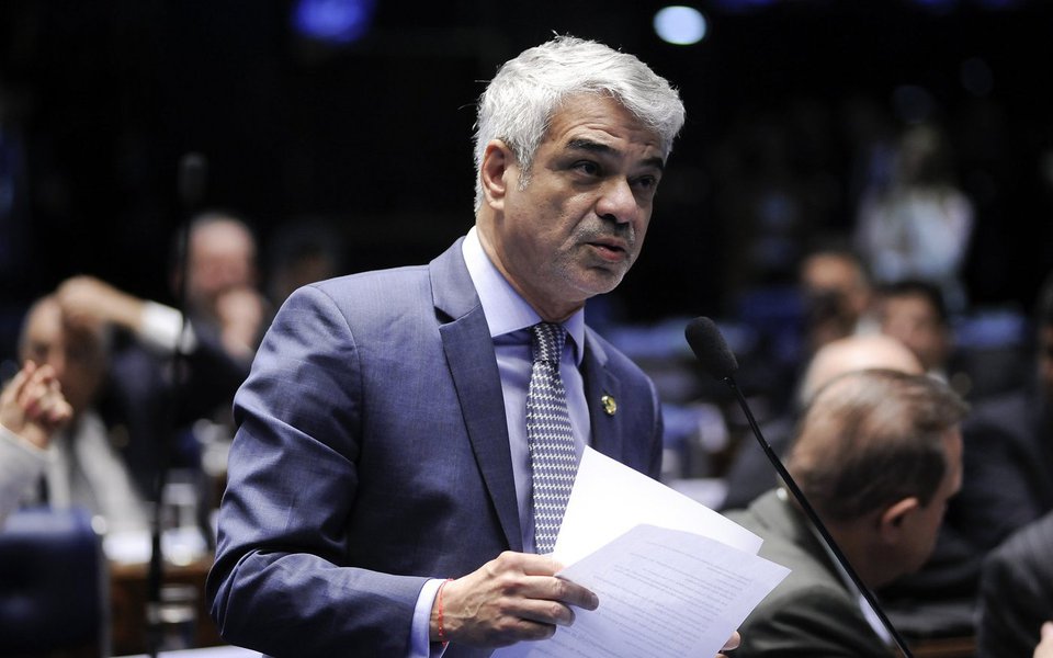 O risco iminente de paralisação de vários serviços essências do governo federal levou o líder da Oposição no Senado, Humberto Costa (PT), a elevar o tom das críticas à gestão de Michel Temer (PMDB). Com um déficit primário de R$ 139 bilhões, o governo já fala em subir este valor para R$ 159 bi e já anunciou novos cortes de R$ 45 bilhões. Alguns serviços, como os de educação e pesquisa, já estão sendo paralisados por falta de recursos e órgãos federais já estão com dificuldades para pagar contas como água, luz, limpeza e segurança (Foto: Paulo Emílio) O risco iminente de paralisação de vários serviços essências do governo federal levou o líder da Oposição no Senado, Humberto Costa (PT), a elevar o tom das críticas à gestão de Michel Temer (PMDB). Com um déficit primário de R$ 139 bilhões, o governo já fala em subir este valor para R$ 159 bi e já anunciou novos cortes de R$ 45 bilhões. Alguns serviços, como os de educação e pesquisa, já estão sendo paralisados por falta de recursos e órgãos federais já estão com dificuldades para pagar contas como água, luz, limpeza e segurança