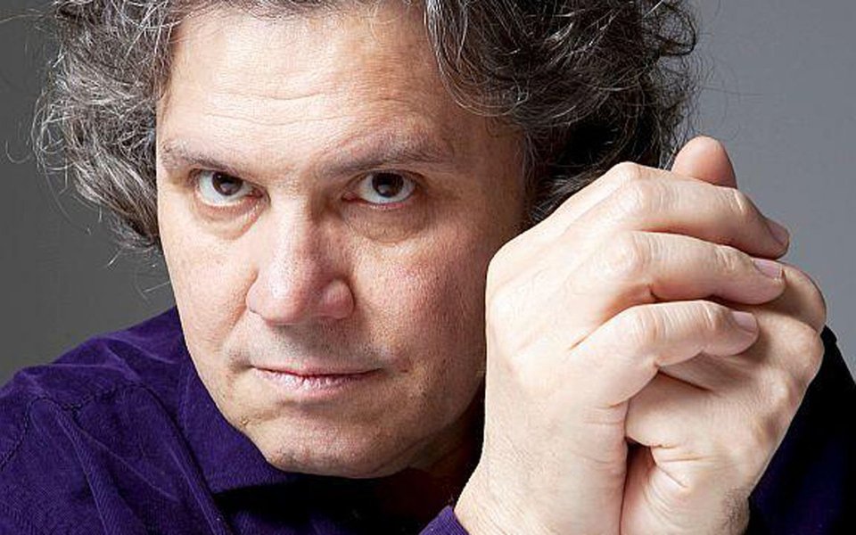 O compositor, arranjador, músico e intérprete Arrigo Barnabé comprova sua capacidade de renovação e recria clássicos de dois grandes nomes da música brasileira, em dois shows nos dias 15 e 16/9 no Sesc Ipiranga; o cantor londrinense acompanhado por Sérgio Espíndola (violão) e Paulo Braga (piano), interpreta composições de Roberto Carlos e Erasmo Carlos, além de releituras de canções gravadas por esses artistas, como as músicas de Caetano Veloso lançadas por Roberto, entre elas, o sucesso “Força estranha” (Foto: Leonardo Attuch) O compositor, arranjador, músico e intérprete Arrigo Barnabé comprova sua capacidade de renovação e recria clássicos de dois grandes nomes da música brasileira, em dois shows nos dias 15 e 16/9 no Sesc Ipiranga; o cantor londrinense acompanhado por Sérgio Espíndola (violão) e Paulo Braga (piano), interpreta composições de Roberto Carlos e Erasmo Carlos, além de releituras de canções gravadas por esses artistas, como as músicas de Caetano Veloso lançadas por Roberto, entre elas, o sucesso “Força estranha”