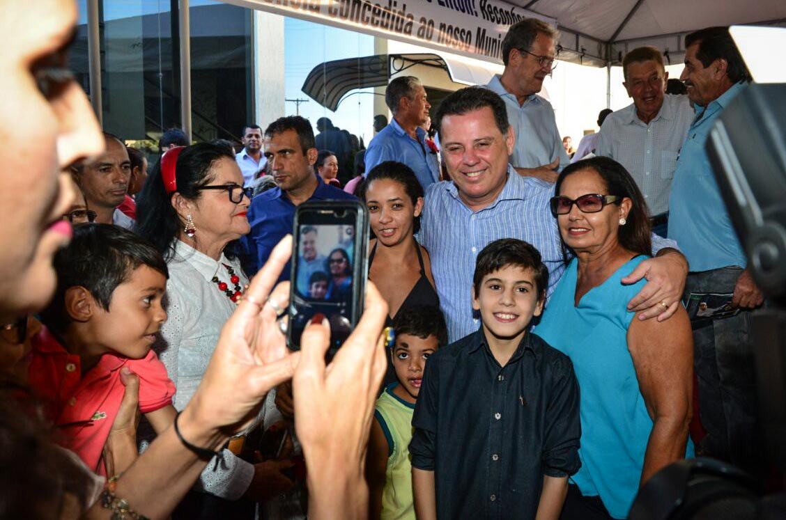 Em evento como parte da Caravana do Programa Goiás na Frente, em Pontalina, o governador Marconi Perillo e o vice-governador José Eliton, assinaram, em Pontalina, com prefeito Milton Ricardo, um convênio com a administração municipal no valor de R$ 1 milhão; o governador também assinou ordem de serviço para construção de 50 unidades habitacionais com no município, com R$ 2,5 milhões de investimentos; “Nós não estamos brincando de republicanismo”, afirmou Marconi, ressaltando que está na política não por “vaidade pessoal, mas para servir as pessoas”; “Só tem um lugar onde o sucesso chega antes do trabalho: no dicionário” (Foto: Leonardo Lucena) Em evento como parte da Caravana do Programa Goiás na Frente, em Pontalina, o governador Marconi Perillo e o vice-governador José Eliton, assinaram, em Pontalina, com prefeito Milton Ricardo, um convênio com a administração municipal no valor de R$ 1 milhão; o governador também assinou ordem de serviço para construção de 50 unidades habitacionais com no município, com R$ 2,5 milhões de investimentos; “Nós não estamos brincando de republicanismo”, afirmou Marconi, ressaltando que está na política não por “vaidade pessoal, mas para servir as pessoas”; “Só tem um lugar onde o sucesso chega antes do trabalho: no dicionário”