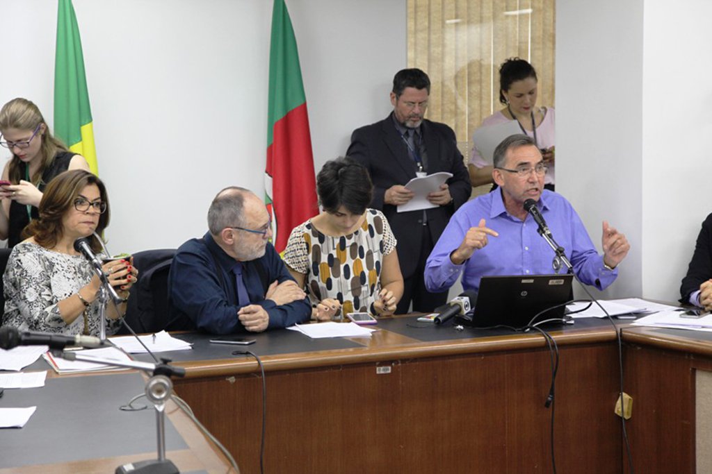 Deputados da bancada de oposição ao governo Sartori, formada por PT, PCdoB e PSOL, apresentaram a proposta de criação da CPI do Parcelamento, que busca apurar se o governo está de fato priorizando o pagamento dos salários dos servidores do Executivo ou se está fazendo uma “opção política” pelo parcelamento; a ideia é que, caso seja instalada a CPI, seja cobrada do governo a apresentação dos dados do fluxo de caixa do estado que comprovem ou desmintam a necessidade de parcelamentos
(Foto: Leonardo Lucena) Deputados da bancada de oposição ao governo Sartori, formada por PT, PCdoB e PSOL, apresentaram a proposta de criação da CPI do Parcelamento, que busca apurar se o governo está de fato priorizando o pagamento dos salários dos servidores do Executivo ou se está fazendo uma “opção política” pelo parcelamento; a ideia é que, caso seja instalada a CPI, seja cobrada do governo a apresentação dos dados do fluxo de caixa do estado que comprovem ou desmintam a necessidade de parcelamentos