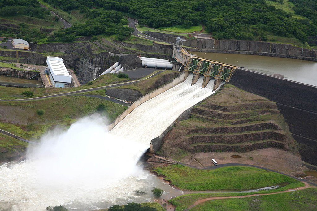 O governo de Minas Gerais e a Cemig correm contra o tempo para conseguir R$ 11 bilhões depois que o governo federal aceitou o acordo que pode impedir o leilão de quatro usinas da estatal no dia 27 de setembro: Jaguara, Miranda, São Simão e Volta Grande; presidente da empresa, Bernardo Salomão Alvarenga, anunciou que o executivo federal aceitou o acordo; a União já conta com os R$ 11 bilhões, valor da outorga do leilão e que deve ser pago em novembro, para ajudar a cobrir o rombo fiscal de 2017 (Foto: Leonardo Lucena) O governo de Minas Gerais e a Cemig correm contra o tempo para conseguir R$ 11 bilhões depois que o governo federal aceitou o acordo que pode impedir o leilão de quatro usinas da estatal no dia 27 de setembro: Jaguara, Miranda, São Simão e Volta Grande; presidente da empresa, Bernardo Salomão Alvarenga, anunciou que o executivo federal aceitou o acordo; a União já conta com os R$ 11 bilhões, valor da outorga do leilão e que deve ser pago em novembro, para ajudar a cobrir o rombo fiscal de 2017