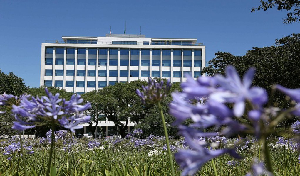 Universidade de São Paulo (USP), que tem 88 mil alunos e responde por 22% da produção científica do Brasil, escolhe o seu novo reitor nesta segunda-feira, 30; são quatro chapas: do atual vice-reitor, Vahan Agopyan, dos oposicionistas Maria Arminda Nascimento Arruda e Ildo Sauer, e Ricardo Terra, que se posiciona alinhado à atual gestão; dos 2.097 eleitores habilitados, por fazerem parte dos órgãos centrais da instituição, como o conselho universitário, 85% são professores; eles devem, portanto, definir a eleição (Foto: Aquiles Lins) Universidade de São Paulo (USP), que tem 88 mil alunos e responde por 22% da produção científica do Brasil, escolhe o seu novo reitor nesta segunda-feira, 30; são quatro chapas: do atual vice-reitor, Vahan Agopyan, dos oposicionistas Maria Arminda Nascimento Arruda e Ildo Sauer, e Ricardo Terra, que se posiciona alinhado à atual gestão; dos 2.097 eleitores habilitados, por fazerem parte dos órgãos centrais da instituição, como o conselho universitário, 85% são professores; eles devem, portanto, definir a eleição