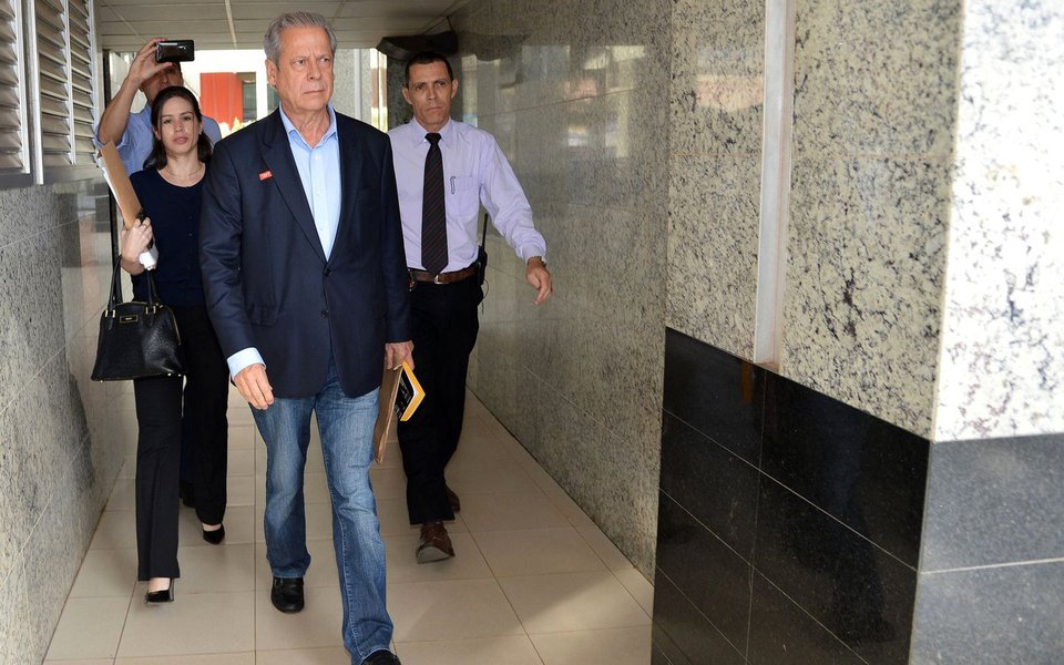 Em artigo publicado pela Fundação Perseu Abramo, o ex-ministro José Dirceu critica o sistema financeiro e diz que os bancos assumiram o controle da economia e subjugam o produtor e o consumidor, as empresas e os cidadãos que pagam a conta; "A verdade é que são altos que são altos para garantir os 5% de juros reais às aplicações. Outros países têm dívidas públicas altíssimas, déficit público e agências importantes com créditos e juros subsidiados, como é o caso dos Estados Unidos, Japão e vários países europeus. E seus juros estão muitíssimo distantes do patamar dos juros brasileiros. Os juros no país são o que são em função do oligopólio do sistema financeiro e de seu poder político", diz Dirceu (Foto: Aquiles Lins) Em artigo publicado pela Fundação Perseu Abramo, o ex-ministro José Dirceu critica o sistema financeiro e diz que os bancos assumiram o controle da economia e subjugam o produtor e o consumidor, as empresas e os cidadãos que pagam a conta; "A verdade é que são altos que são altos para garantir os 5% de juros reais às aplicações. Outros países têm dívidas públicas altíssimas, déficit público e agências importantes com créditos e juros subsidiados, como é o caso dos Estados Unidos, Japão e vários países europeus. E seus juros estão muitíssimo distantes do patamar dos juros brasileiros. Os juros no país são o que são em função do oligopólio do sistema financeiro e de seu poder político", diz Dirceu