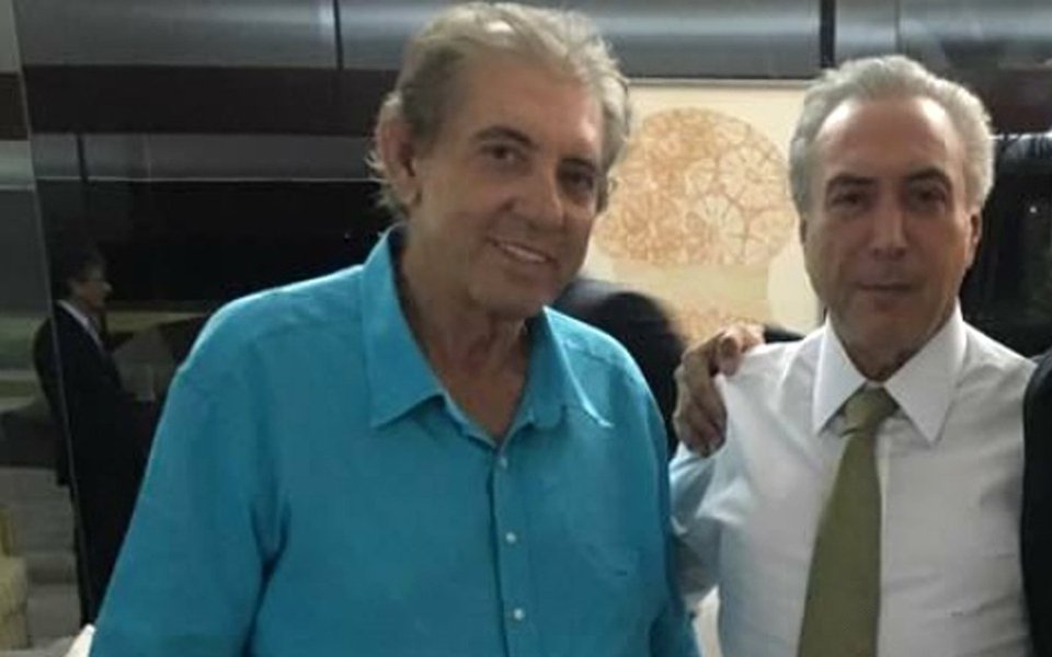 Michel Temer não anda dispensando nenhuma ajuda para tentar se segurar no cargo. O peemedebista, acusado de corrupção, recebeu recentemente um novo passe do médium goiano João de Deus; encontro de Temer com o médium se deu uma semana de antes de o procurador geral Rodrigo Janot anunciar a reviravolta na delação do empresário Joesley Batista (Foto: José Barbacena) Michel Temer não anda dispensando nenhuma ajuda para tentar se segurar no cargo. O peemedebista, acusado de corrupção, recebeu recentemente um novo passe do médium goiano João de Deus; encontro de Temer com o médium se deu uma semana de antes de o procurador geral Rodrigo Janot anunciar a reviravolta na delação do empresário Joesley Batista