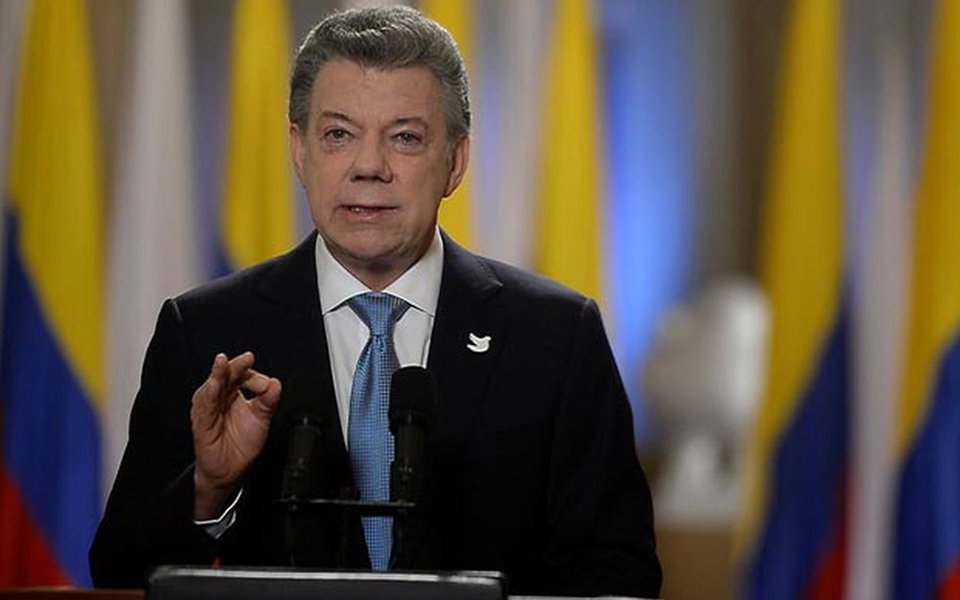 Presidente da Colômbia, Juan Manuel Santos, disse ao presidente EUA, Donald Trump, que a América Latina não apoiaria nenhum tipo de "intervenção militar" na Venezuela; "Reiteramos ao presidente Trump, reiteramos também aos demais países, que qualquer intervenção militar não teria nenhum tipo de apoio da América Latina", disse; antes da reunião, Trump pediu a restauração "completa" da democracia e das liberdades políticas na Venezuela e assegurou que a situação era "completamente inaceitável"; já Michel Temer, após jantar com Trump, defendeu ações para garantir a "democracia" na Venezuela (Foto: Paulo Emílio) Presidente da Colômbia, Juan Manuel Santos, disse ao presidente EUA, Donald Trump, que a América Latina não apoiaria nenhum tipo de "intervenção militar" na Venezuela; "Reiteramos ao presidente Trump, reiteramos também aos demais países, que qualquer intervenção militar não teria nenhum tipo de apoio da América Latina", disse; antes da reunião, Trump pediu a restauração "completa" da democracia e das liberdades políticas na Venezuela e assegurou que a situação era "completamente inaceitável"; já Michel Temer, após jantar com Trump, defendeu ações para garantir a "democracia" na Venezuela