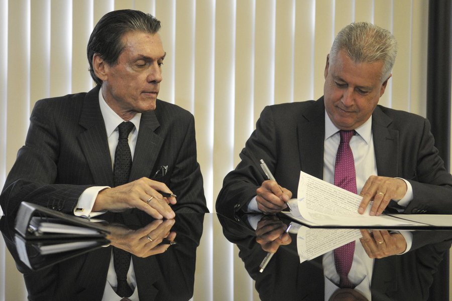 O governador do Distrito Federal, Rodrigo Rollemberg, e o presidente do Tribunal de Justiça (TJDFT), desembargador Mário Machado, assinaram um protocolo de intenções, que, segundo o GDF, tem o objetivo de tornar mais eficiente a execução fiscal em Brasília; o documento permite que dívidas de pequeno valor com o Executivo local sejam desjudicializadas e, em consequência, espera-se aumentar a arrecadação, porque o Judiciário poderá se concentrar nos débitos maiores, que darão retorno financeiro mais significativo para o DF; os pequenos devedores serão cobrados de outras maneiras, como por meio de protesto (Foto: Leonardo Lucena) O governador do Distrito Federal, Rodrigo Rollemberg, e o presidente do Tribunal de Justiça (TJDFT), desembargador Mário Machado, assinaram um protocolo de intenções, que, segundo o GDF, tem o objetivo de tornar mais eficiente a execução fiscal em Brasília; o documento permite que dívidas de pequeno valor com o Executivo local sejam desjudicializadas e, em consequência, espera-se aumentar a arrecadação, porque o Judiciário poderá se concentrar nos débitos maiores, que darão retorno financeiro mais significativo para o DF; os pequenos devedores serão cobrados de outras maneiras, como por meio de protesto