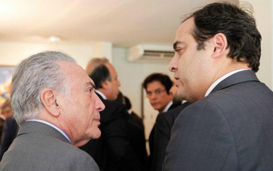 Governador de Pernambuco, Paulo Câmara (PSB), que até poucos meses atrás apoiou o golpe parlamentar que alçou Michel Temer ao poder, disse que o peemedebista só pensa em sua sobreviver politicamente; "Não é possível que a gente tenha uma condição com tanto desemprego, tanta confusão e as pessoas só pensem em sobrevivência política", afirmou em referência às denúncias contra o peemedebista; "Não temos nada planejado. Tudo é feito a toque de caixa, tudo sem explicação, sem transparência, de uma forma com que eu não concordo", completou (Foto: Paulo Emílio) Governador de Pernambuco, Paulo Câmara (PSB), que até poucos meses atrás apoiou o golpe parlamentar que alçou Michel Temer ao poder, disse que o peemedebista só pensa em sua sobreviver politicamente; "Não é possível que a gente tenha uma condição com tanto desemprego, tanta confusão e as pessoas só pensem em sobrevivência política", afirmou em referência às denúncias contra o peemedebista; "Não temos nada planejado. Tudo é feito a toque de caixa, tudo sem explicação, sem transparência, de uma forma com que eu não concordo", completou