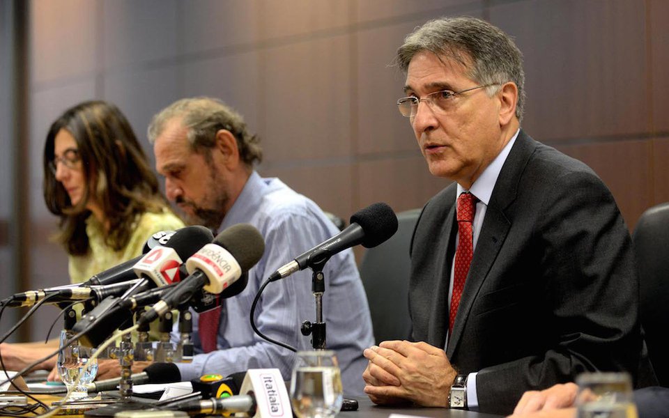 Em proposta enviada à Assembleia Legislativa, o governador Fernando Pimentel mudou o artigo 4 º da Lei Complementar 138, sobre licença para tratamento de saúde dos servidores atingidos pela decisão do STF, que, em 31 de dezembro de 2015, considerou inconstitucional a Lei 100/2010 e, em consequência, os profissionais deixaram seu cargos (Foto: Leonardo Lucena) Em proposta enviada à Assembleia Legislativa, o governador Fernando Pimentel mudou o artigo 4 º da Lei Complementar 138, sobre licença para tratamento de saúde dos servidores atingidos pela decisão do STF, que, em 31 de dezembro de 2015, considerou inconstitucional a Lei 100/2010 e, em consequência, os profissionais deixaram seu cargos