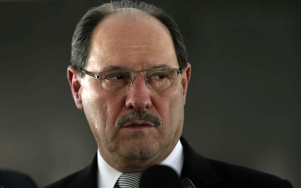 O governador do Rio Grande do Sul, José Ivo Sartori, pediu a ministros do STF, em Brasília, para confirmarem a suspensão do pagamento das parcelas da dívida do estado com a União; uma liminar do ministro Marco Aurélio de Mello suspendeu o pagamento das parcelas e determinou que os repasses de recursos federais sejam mantidos (Foto: Leonardo Lucena) O governador do Rio Grande do Sul, José Ivo Sartori, pediu a ministros do STF, em Brasília, para confirmarem a suspensão do pagamento das parcelas da dívida do estado com a União; uma liminar do ministro Marco Aurélio de Mello suspendeu o pagamento das parcelas e determinou que os repasses de recursos federais sejam mantidos