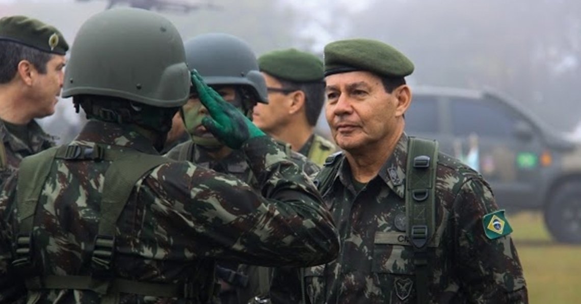 A Comissão de Direitos Humanos do Senado aprovou nesta quarta-feira requerimento para ouvir esclarecimentos do general do Exército, Antonio Hamilton Mourão; o militar afirmou numa palestra, em Brasília, que seus "companheiros do Alto Comando do Exército" entendem que uma "intervenção militar" poderá ser adotada se o Judiciário "não solucionar o problema político"; inicialmente a ideia de senadores era de convocação, quando o comparecimento não é opcional. Contudo, após um acordo político ficou decidido que seria um convite (Foto: José Barbacena) A Comissão de Direitos Humanos do Senado aprovou nesta quarta-feira requerimento para ouvir esclarecimentos do general do Exército, Antonio Hamilton Mourão; o militar afirmou numa palestra, em Brasília, que seus "companheiros do Alto Comando do Exército" entendem que uma "intervenção militar" poderá ser adotada se o Judiciário "não solucionar o problema político"; inicialmente a ideia de senadores era de convocação, quando o comparecimento não é opcional. Contudo, após um acordo político ficou decidido que seria um convite
