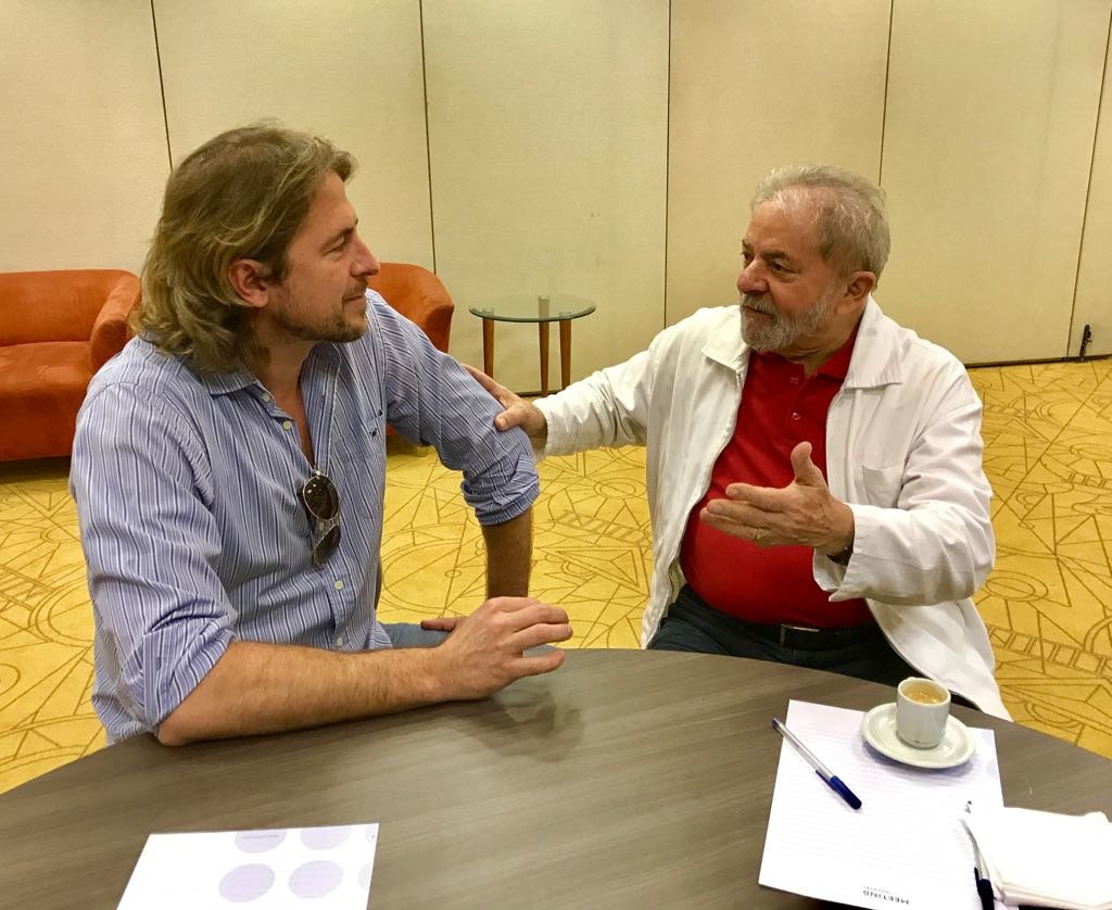O deputado conversou paranaense conversou com o ex-presidente Lula sobre a política e o retrocesso de direitos sociais trazido com medidas implantadas por Temer; na avaliação do parlamentar e do ex-presidente, somente eleições diretas serão capazes de aplacar a crise política surgida desde o impeachment de Dilma Rousseff
(Foto: Charles Nisz) O deputado conversou paranaense conversou com o ex-presidente Lula sobre a política e o retrocesso de direitos sociais trazido com medidas implantadas por Temer; na avaliação do parlamentar e do ex-presidente, somente eleições diretas serão capazes de aplacar a crise política surgida desde o impeachment de Dilma Rousseff