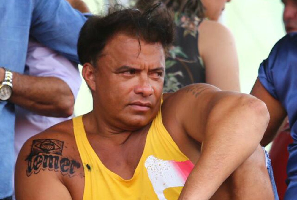 Sinceramente, eu nunca tinha visto algo de tão mal gosto. Tatuar em seu corpo o nome de um presidente golpista, desonesto, acusado (com provas concretas) de receber malas de dinheiro e envolvido até o pescoço com corrupção, deveria ser considerado apologia ao crime (Foto: Nêggo Tom) Sinceramente, eu nunca tinha visto algo de tão mal gosto. Tatuar em seu corpo o nome de um presidente golpista, desonesto, acusado (com provas concretas) de receber malas de dinheiro e envolvido até o pescoço com corrupção, deveria ser considerado apologia ao crime