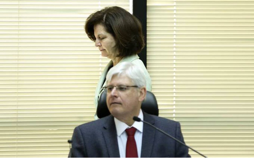 Procurador-geral da República, Rodrigo Janot, e sua sucessora, Raquel Dodge, expuseram divergência sobre o aumento de 16,7% nos salários dos procuradores da República e sobre os cortes no orçamento do Ministério Público Federal que serão necessários para custear os pagamentos; durante reunião do Conselho Superior do Ministério Público, Janot se recusou a indicar onde serão feitos os cortes no orçamento do MPF, em torno de R$ 116 milhões, para bancar o reajuste aos procuradores; "Não vou fazer indicação de corte que suporte os 16%. Já estou avisando que não farei", reagiu Janot (Foto: Aquiles Lins) Procurador-geral da República, Rodrigo Janot, e sua sucessora, Raquel Dodge, expuseram divergência sobre o aumento de 16,7% nos salários dos procuradores da República e sobre os cortes no orçamento do Ministério Público Federal que serão necessários para custear os pagamentos; durante reunião do Conselho Superior do Ministério Público, Janot se recusou a indicar onde serão feitos os cortes no orçamento do MPF, em torno de R$ 116 milhões, para bancar o reajuste aos procuradores; "Não vou fazer indicação de corte que suporte os 16%. Já estou avisando que não farei", reagiu Janot