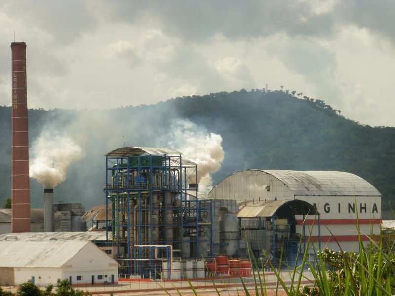 Escada abaixo, a safra de cana-de-açúcar em Alagoas caiu num abismo que pode não ter volta; com média histórica de produção de 26 milhões de toneladas, o setor sofreu abalos seguidos a partir do início da crise no setor financeiro internacional em 2008 e também com falta de chuvas; estado, que já teve 24 usinas em operação, agora são apenas 17, mas nem todas deverão moer nesta safra prevista para produzir apenas entre 13 milhões e 15 milhões de tonelada (Foto: Voney Malta) Escada abaixo, a safra de cana-de-açúcar em Alagoas caiu num abismo que pode não ter volta; com média histórica de produção de 26 milhões de toneladas, o setor sofreu abalos seguidos a partir do início da crise no setor financeiro internacional em 2008 e também com falta de chuvas; estado, que já teve 24 usinas em operação, agora são apenas 17, mas nem todas deverão moer nesta safra prevista para produzir apenas entre 13 milhões e 15 milhões de tonelada