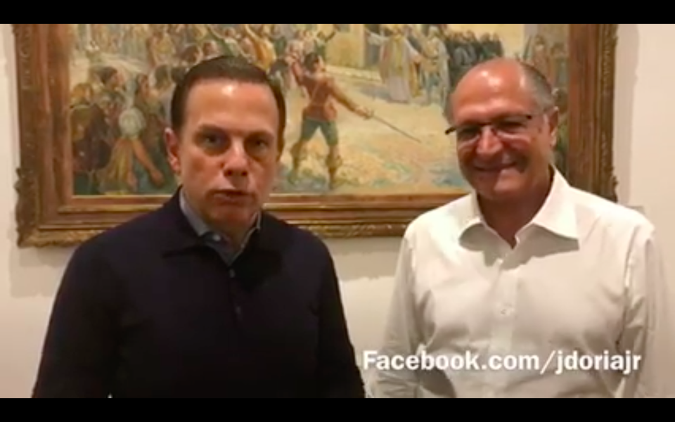 Diante das críticas crescentes à sua tentativa de tomar o lugar de Geraldo Alckmin como candidato tucano o Planalto em 2018, João Doria publicou um vídeo em que jura lealdade ao governador e exalta os "37 anos de amizade" entre eles; fora das redes sociais, porém, Doria segue traindo Alckmin e viajando pelo Brasil para costurar alianças para se lançar candidato à Presidência (Foto: Giuliana Miranda) Diante das críticas crescentes à sua tentativa de tomar o lugar de Geraldo Alckmin como candidato tucano o Planalto em 2018, João Doria publicou um vídeo em que jura lealdade ao governador e exalta os "37 anos de amizade" entre eles; fora das redes sociais, porém, Doria segue traindo Alckmin e viajando pelo Brasil para costurar alianças para se lançar candidato à Presidência