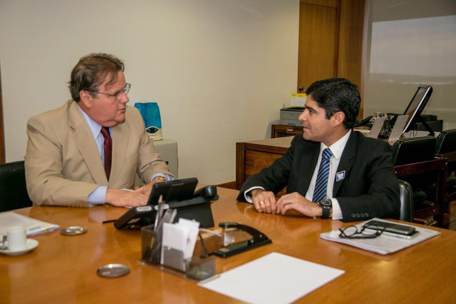 Diante da tentativa de ACM Neto (DEM) de tentar minimizar sua proximidade com o ex-ministro Geddel Vieira Lima, adversários do prefeito de Salvador refrescam sua memória com fotos e vídeos dos dois nas redes sociais; no vídeo acima, que conta ainda com a presença do senador Aécio Neves (PSDB), ACM aparece fazendo uma sessão de elogios a Geddel, e promete "lutar muito" para fazer do peemedebista senador pela Bahia (Foto: Romulo Faro) Diante da tentativa de ACM Neto (DEM) de tentar minimizar sua proximidade com o ex-ministro Geddel Vieira Lima, adversários do prefeito de Salvador refrescam sua memória com fotos e vídeos dos dois nas redes sociais; no vídeo acima, que conta ainda com a presença do senador Aécio Neves (PSDB), ACM aparece fazendo uma sessão de elogios a Geddel, e promete "lutar muito" para fazer do peemedebista senador pela Bahia