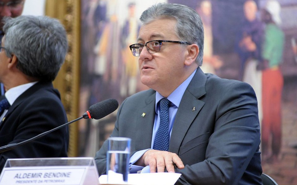 Banco Central do Brasil informou à Justiça Federal do Paraná o bloqueio de R$ 3.417.270,55 de contas do ex-presidente do Banco do Brasil e da Petrobras, Aldemir Bendine, preso na 42ª fase da Operação Lava Jato na quinta-feira (27); as prisões temporárias de Bendine e dos irmãos André Gustavo Vieira da Silva e Antônio Carlos Vieira da Silva Júnior vencem nesta segunda, podendo ser prorrogadas por mais cinco dias ou convertidas em preventiva, que é por tempo indeterminado (Foto: Aquiles Lins) Banco Central do Brasil informou à Justiça Federal do Paraná o bloqueio de R$ 3.417.270,55 de contas do ex-presidente do Banco do Brasil e da Petrobras, Aldemir Bendine, preso na 42ª fase da Operação Lava Jato na quinta-feira (27); as prisões temporárias de Bendine e dos irmãos André Gustavo Vieira da Silva e Antônio Carlos Vieira da Silva Júnior vencem nesta segunda, podendo ser prorrogadas por mais cinco dias ou convertidas em preventiva, que é por tempo indeterminado