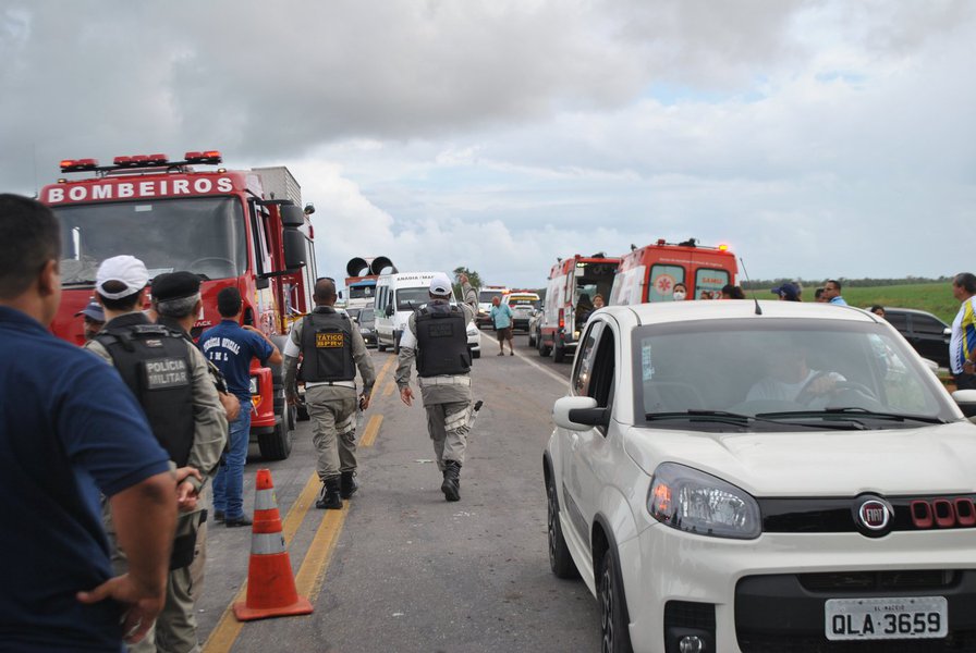 O Governo de Alagoas divulgou nesta segunda-feira (31) os editais para os concursos da Polícia Militar de Alagoas (PM/AL) e Corpo de Bombeiros (CBM/AL); segundo os editais do certame, são mil vagas para o cargo de soldado combatente da PM, 10 vagas para o cargo de oficial combatente do CBM/AL e 140 vagas para o cargo de soldado combatente do CBMAL; período de inscrições para os concursos começa nesta terça-feira (1) e prossegue até o dia 30 de agosto de 2017 (Foto: Voney Malta) O Governo de Alagoas divulgou nesta segunda-feira (31) os editais para os concursos da Polícia Militar de Alagoas (PM/AL) e Corpo de Bombeiros (CBM/AL); segundo os editais do certame, são mil vagas para o cargo de soldado combatente da PM, 10 vagas para o cargo de oficial combatente do CBM/AL e 140 vagas para o cargo de soldado combatente do CBMAL; período de inscrições para os concursos começa nesta terça-feira (1) e prossegue até o dia 30 de agosto de 2017