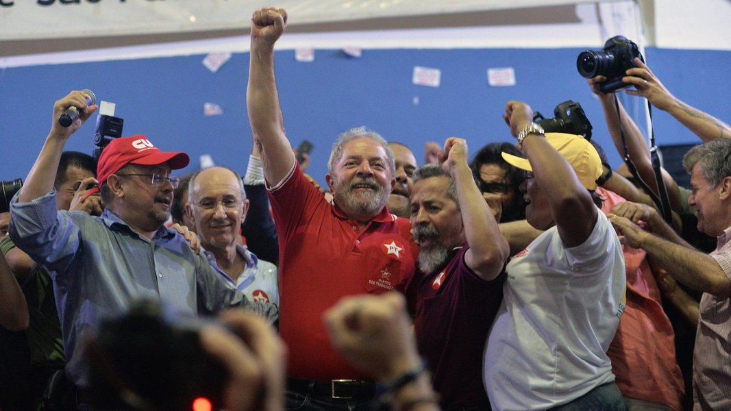 O ex-presidente da República Luis Inácio Lula da Silva (PT) chega ao estado de Alagoas no próximo dia 22 para uma intensa agenda de três dias com atos programados pelo diretório estadual do Partido dos Trabalhadores; ele será recepcionado em Penedo por um grande ato liderado por entidades sindicais, militantes e integrantes do Congresso Nacional; programação também prevê uma série de atividades (Foto: Voney Malta) O ex-presidente da República Luis Inácio Lula da Silva (PT) chega ao estado de Alagoas no próximo dia 22 para uma intensa agenda de três dias com atos programados pelo diretório estadual do Partido dos Trabalhadores; ele será recepcionado em Penedo por um grande ato liderado por entidades sindicais, militantes e integrantes do Congresso Nacional; programação também prevê uma série de atividades