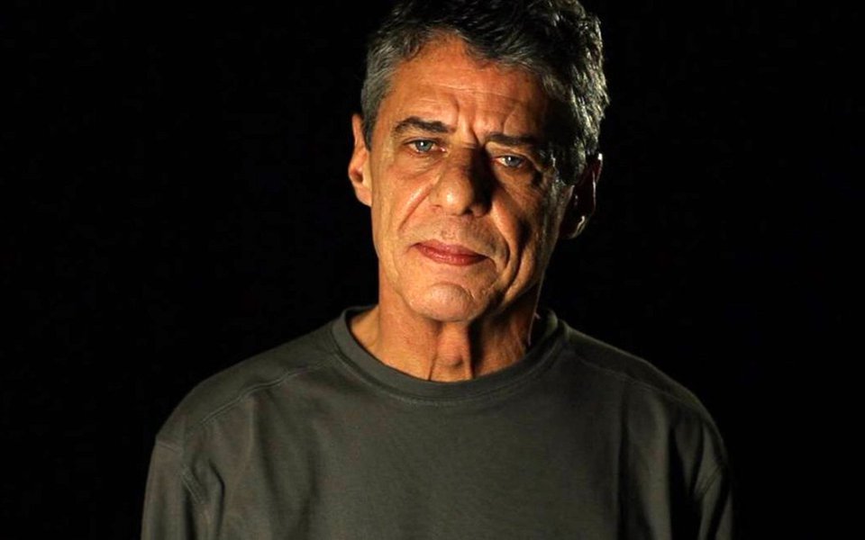 São, no mínimo, idiotas nas mãos dos que criam picuinhas enquanto a banda do Chico Buarque passa para esquecermos deste tempo, página infeliz da nossa história, quando dorme a nossa pátria mãe tão distraída, sem perceber que é subtraída em tenebrosas transações (Foto: Washington Luiz de Araújo) São, no mínimo, idiotas nas mãos dos que criam picuinhas enquanto a banda do Chico Buarque passa para esquecermos deste tempo, página infeliz da nossa história, quando dorme a nossa pátria mãe tão distraída, sem perceber que é subtraída em tenebrosas transações