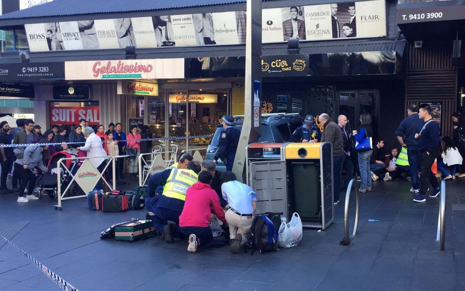 Um carro atropelou a multidão em Sydney; várias pessoas ficaram feridas de o veículo atropelar numerosos transeuntes em uma rua movimentada da cidade australiana; seis pessoas resultaram feridas; a princípio, a mídia local destaca que o acidente não foi considerado um atentado terrorista (Foto: Gisele Federicce) Um carro atropelou a multidão em Sydney; várias pessoas ficaram feridas de o veículo atropelar numerosos transeuntes em uma rua movimentada da cidade australiana; seis pessoas resultaram feridas; a princípio, a mídia local destaca que o acidente não foi considerado um atentado terrorista